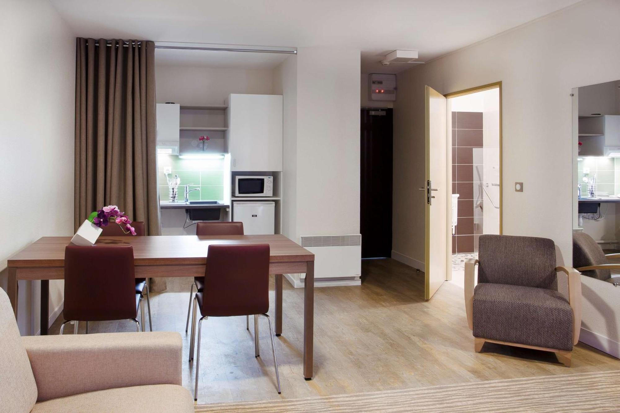 Kyriad Chambery Centre - Hotel Et Residence Exteriör bild